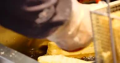 4K糯米包油条早点美食小吃视频的预览图